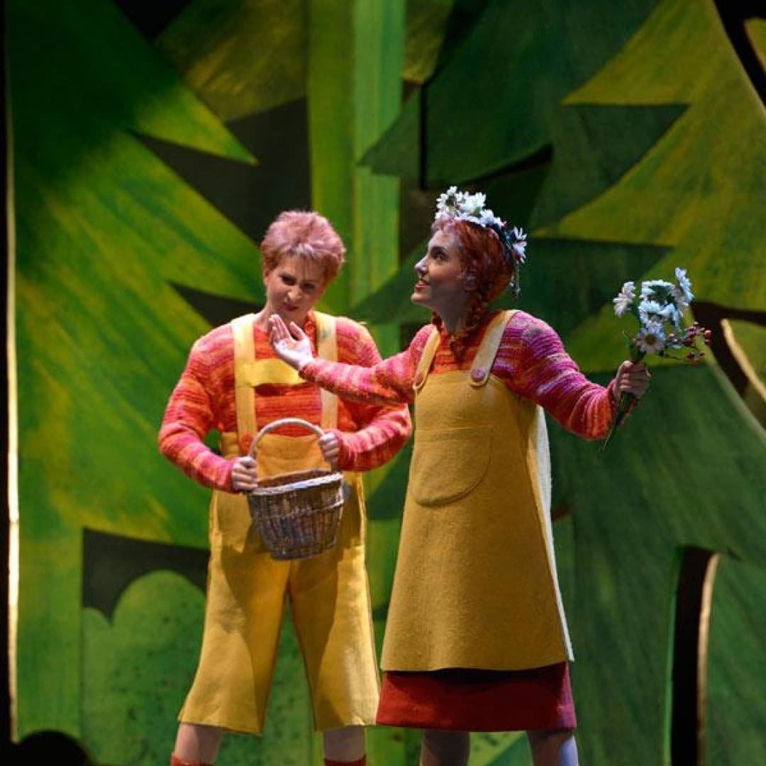 Stephanie Lauricella as Hansel, Kim-Lillian Strebel as Gretel
Bettina Stöß