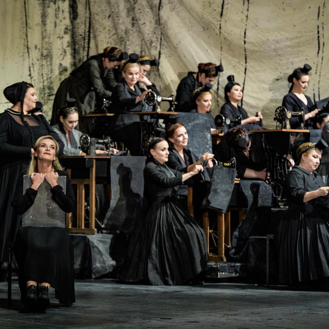 Ladies Chorus of the Deutsche Oper Berlin, Lauren Decker as Mary, Vida Miknevičiūtė as Senta
Bettina Stöß