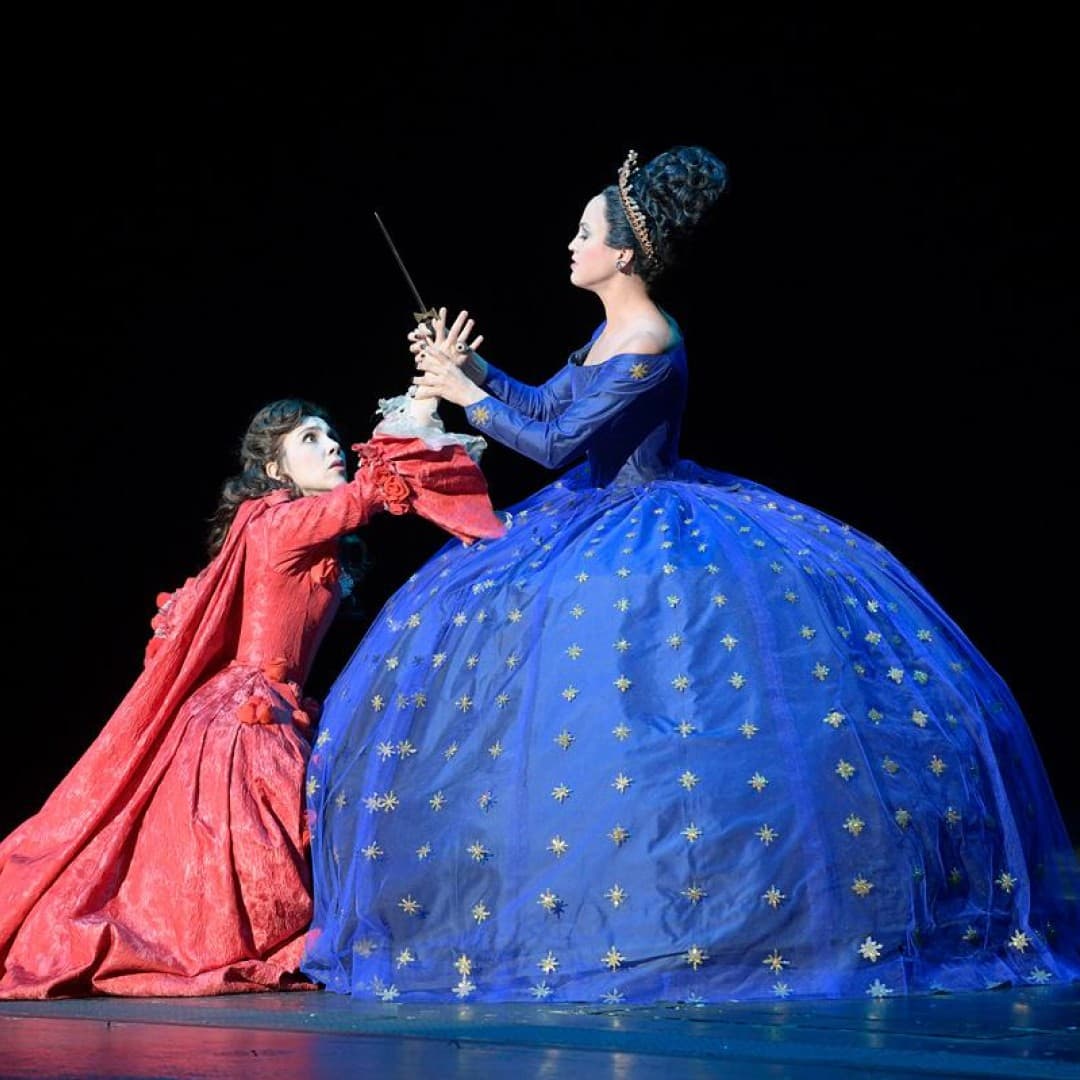 Sandra Hamaoui as Pamina, Rocío Pérez as Königin
Bettina Stöß