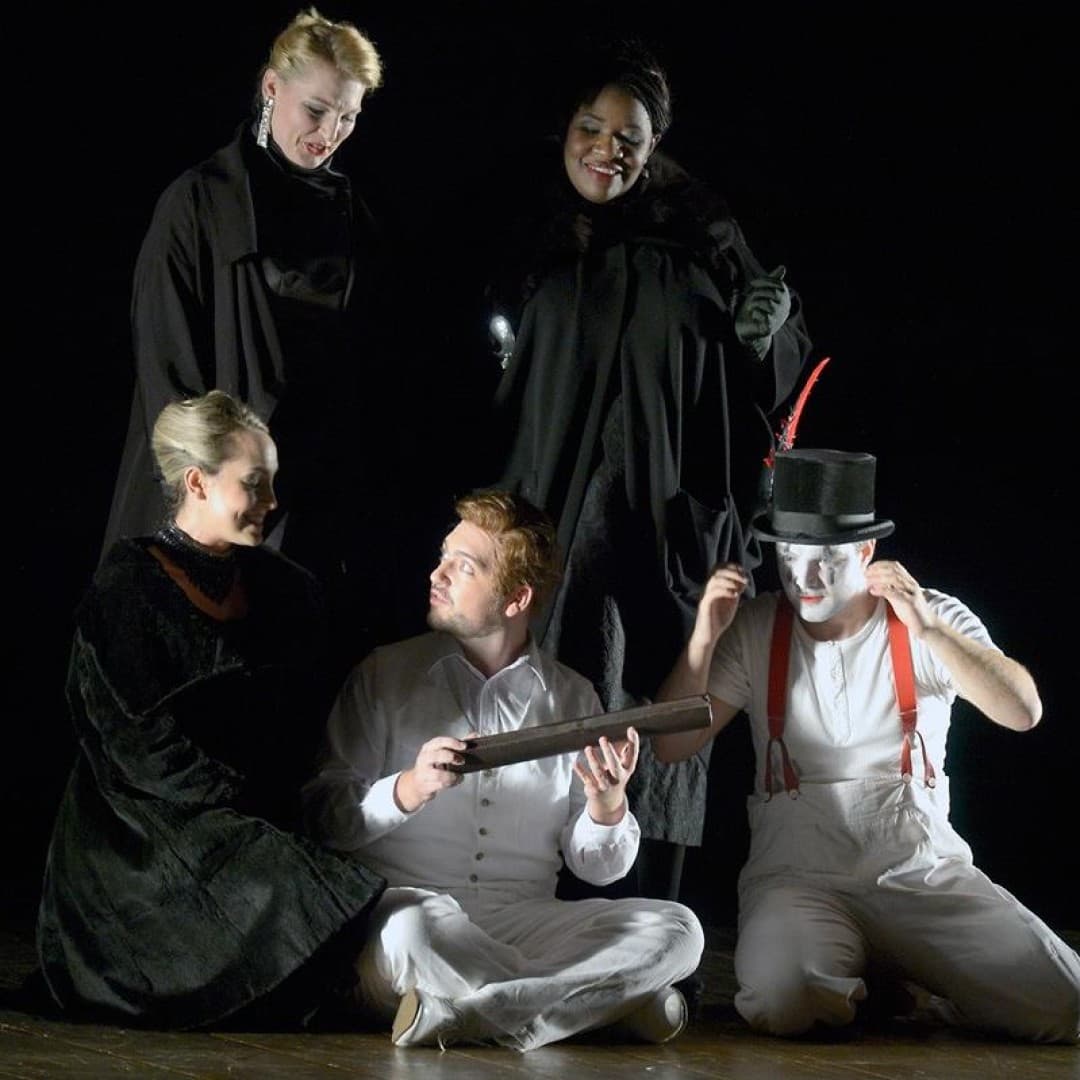 Philipp Jekal as Papageno, Attilio Glaser as Tamino, Kim-Lillian Strebel, Annika Schlicht and Ronnita Miller as Dames
Bettina Stöß